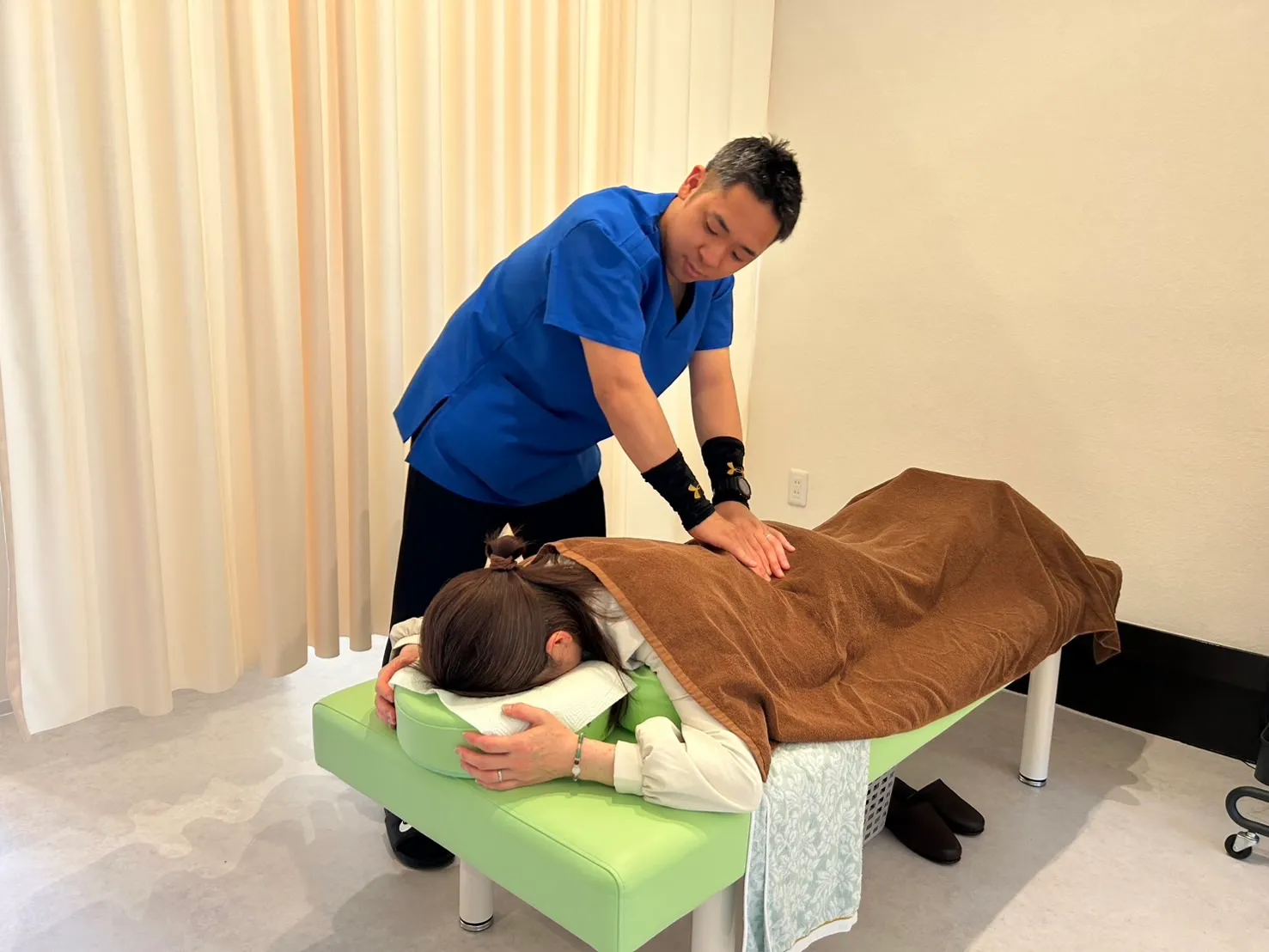 腰まわりへの手技施術の様子