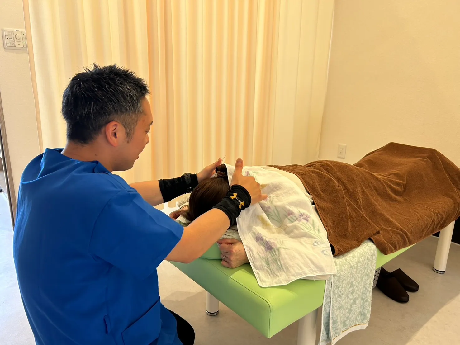 首まわりへの手技施術の様子